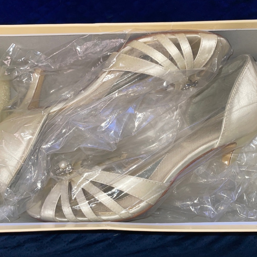 Ex display David bridal Macy heels